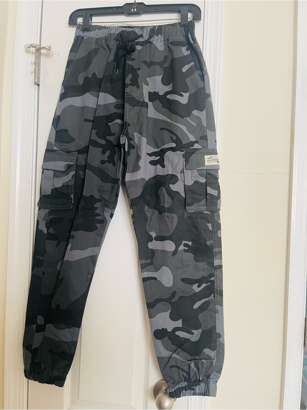 SHEIN Men's Gray & Black Camo Cargo Joggers